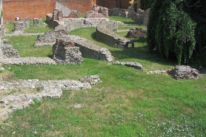 1024px-Ruins-imperial-complex-milan-